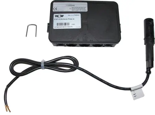 Wolf-Strombox mit Flowswitch und Anschlusskabel, liegend angeordnet. Inkl. eines Montagestifts für die Installation.